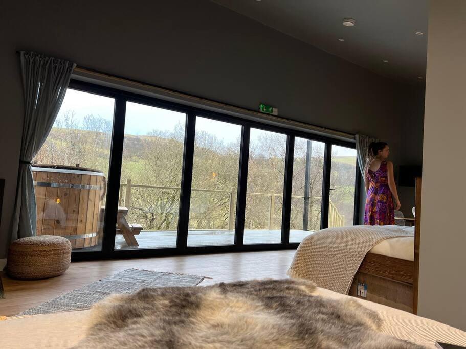 Luxury Lodge In The Treetops Llanbrynmair エクステリア 写真