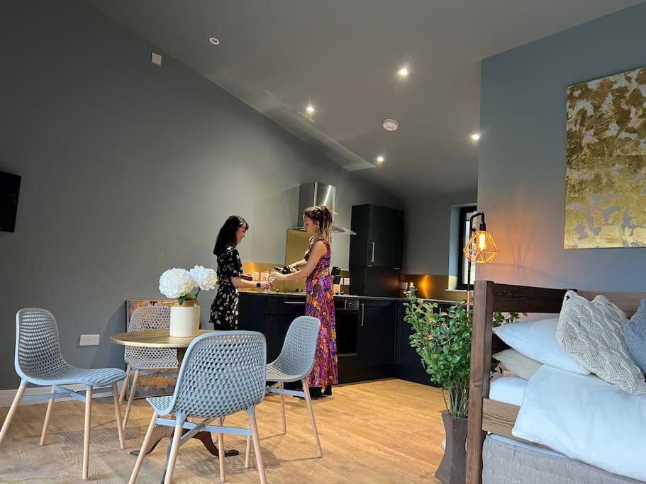 Luxury Lodge In The Treetops Llanbrynmair エクステリア 写真