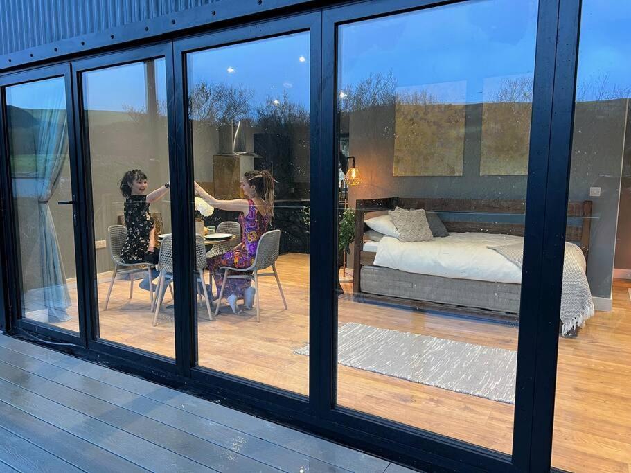 Luxury Lodge In The Treetops Llanbrynmair エクステリア 写真