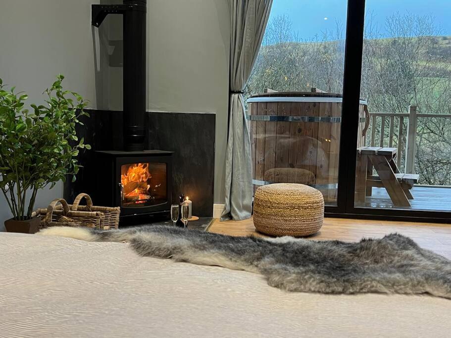 Luxury Lodge In The Treetops Llanbrynmair エクステリア 写真