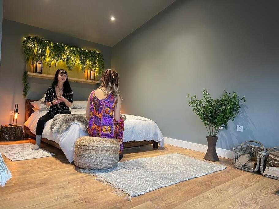 Luxury Lodge In The Treetops Llanbrynmair エクステリア 写真