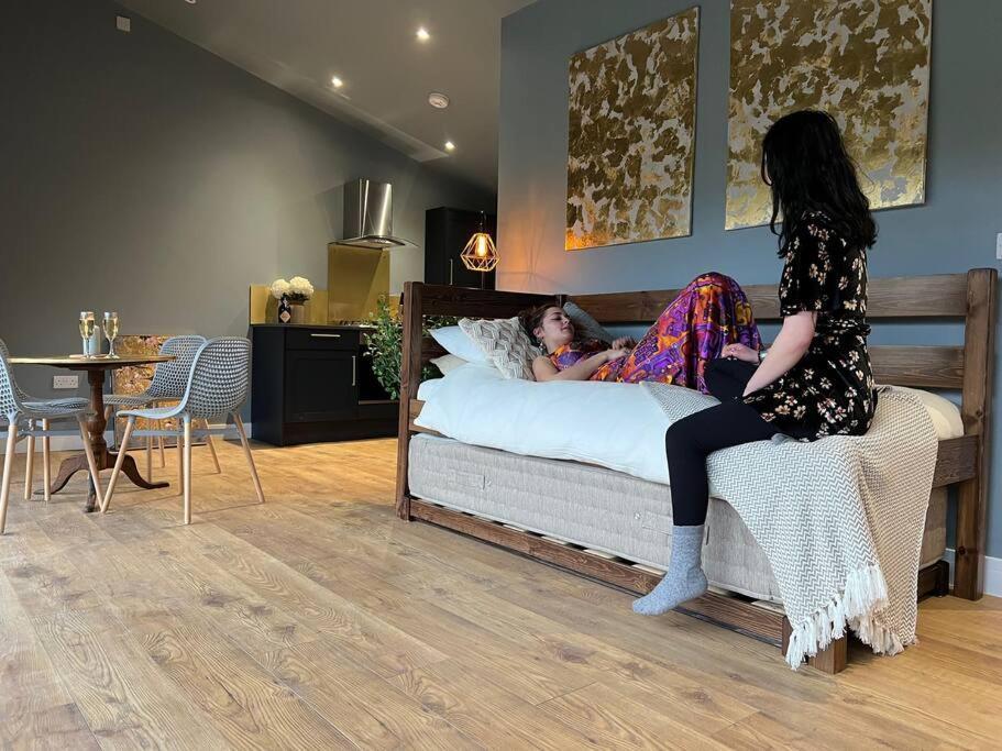 Luxury Lodge In The Treetops Llanbrynmair エクステリア 写真