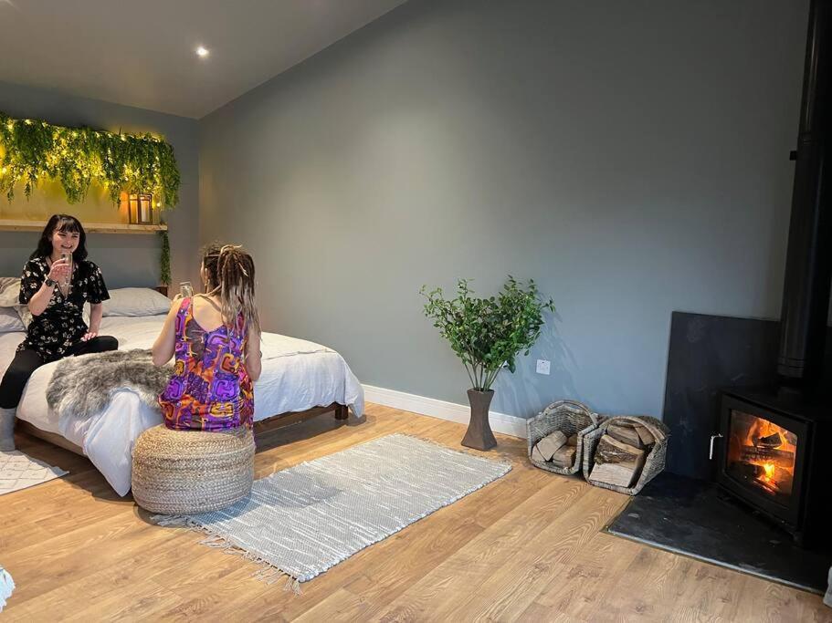 Luxury Lodge In The Treetops Llanbrynmair エクステリア 写真