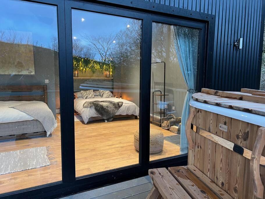 Luxury Lodge In The Treetops Llanbrynmair エクステリア 写真