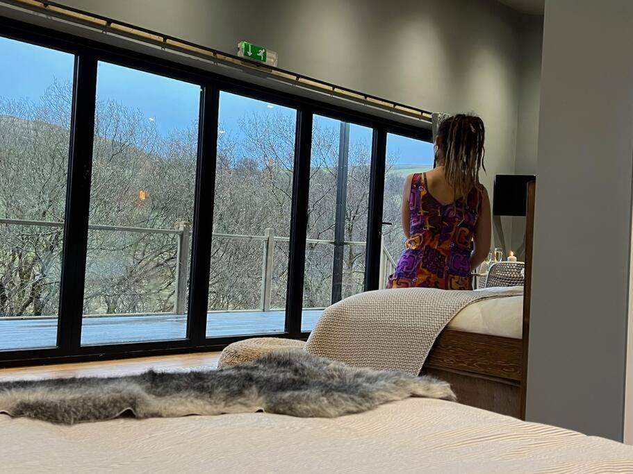 Luxury Lodge In The Treetops Llanbrynmair エクステリア 写真